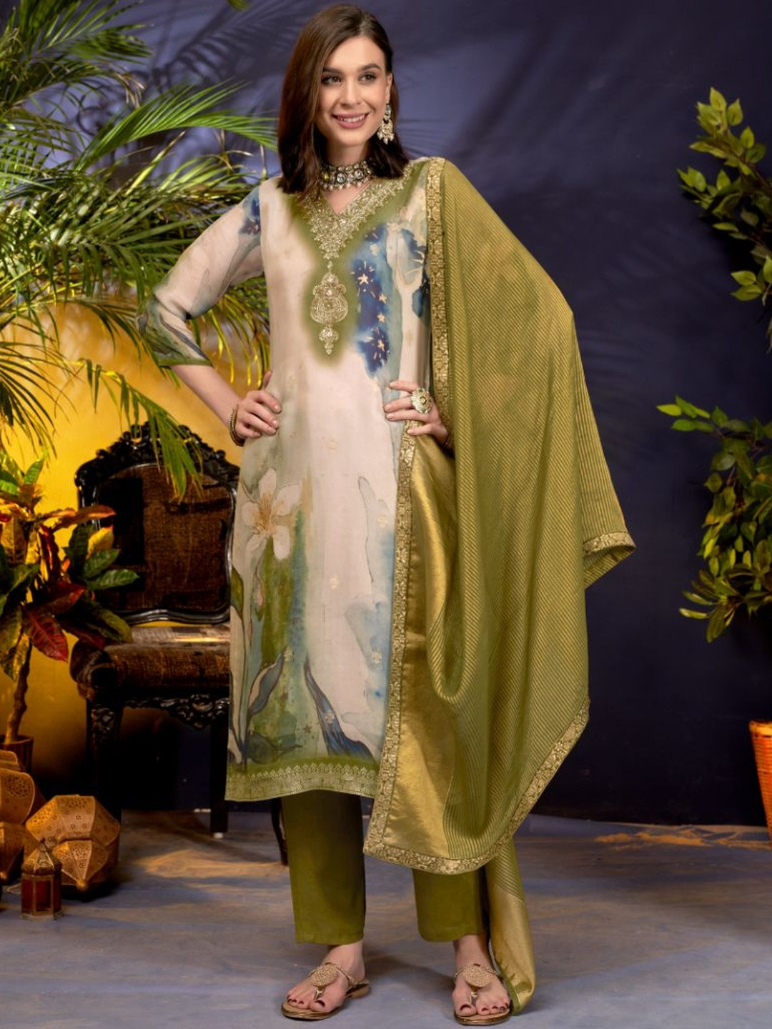 ELITE EDITION Women Floral Printed Regular Thread Work Kurta with Trousers & With Dupatta