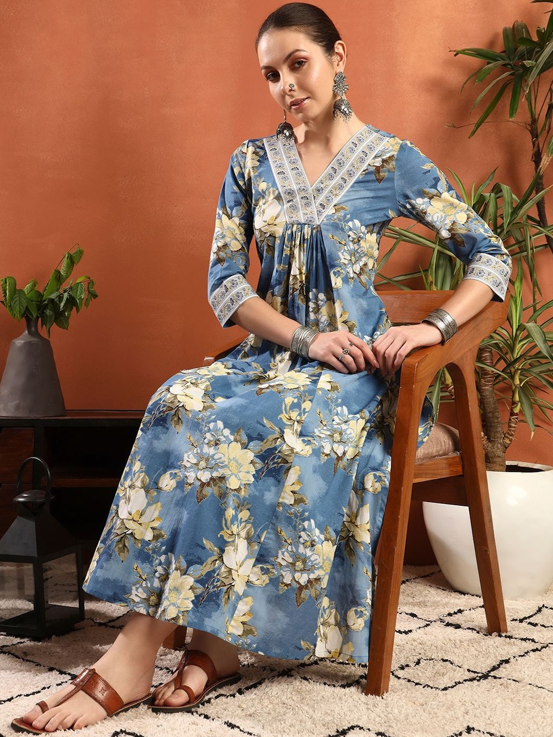 Da Vastraagaar Women Floral Printed Panelled Thread Work Pure Cotton Kurta with Trousers