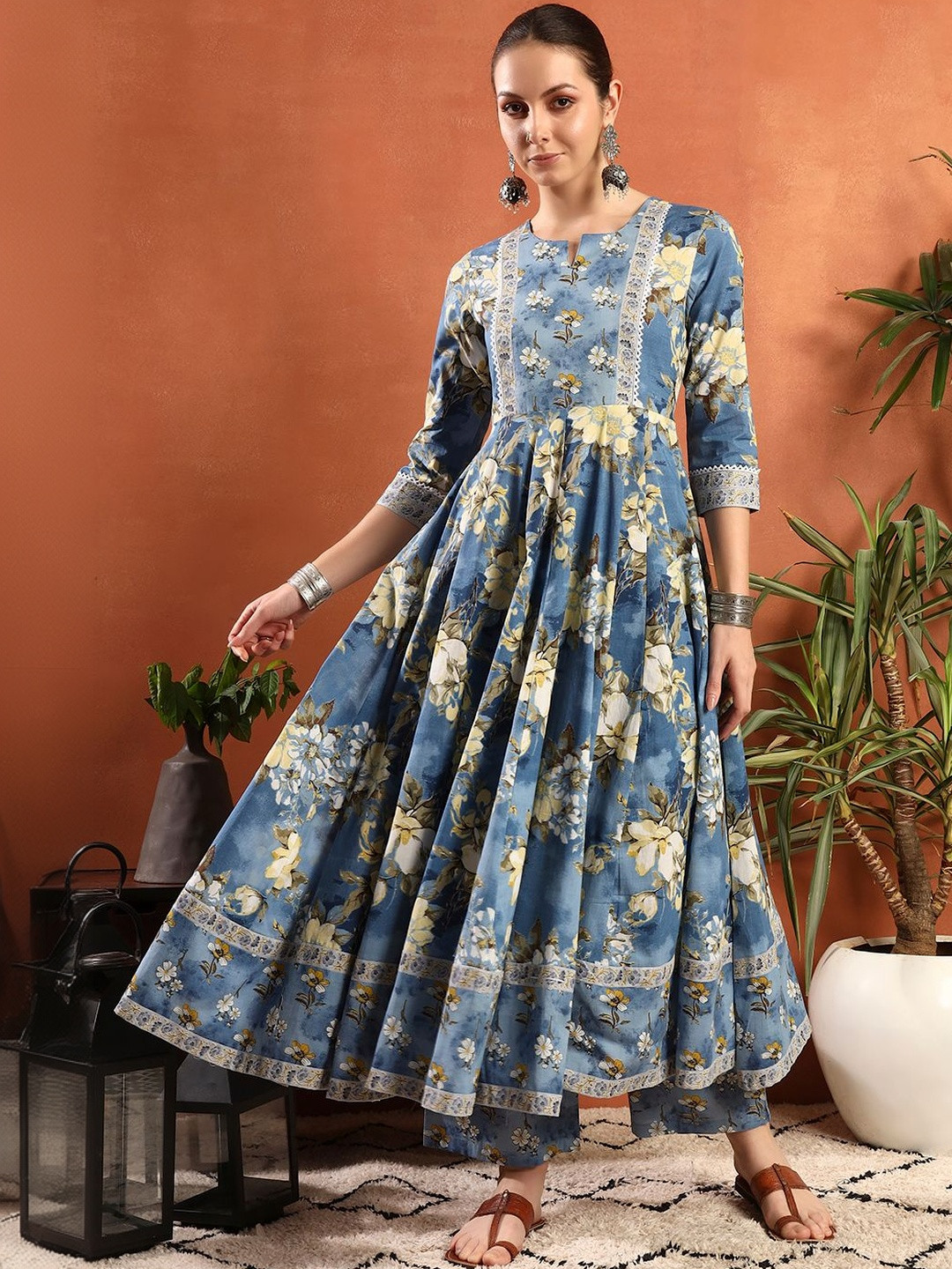 Da Vastraagaar Women Floral Printed Panelled Pure Cotton Kurta with Trousers