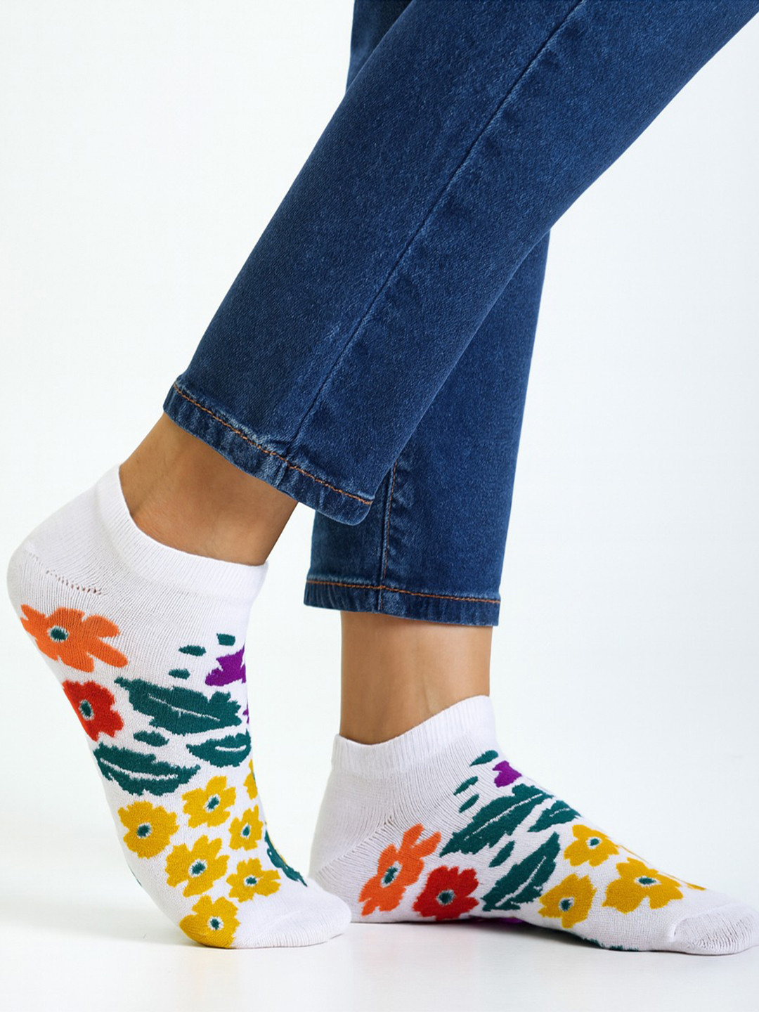 Mint & Oak Women White & Red Printed Ankle-Length Socks