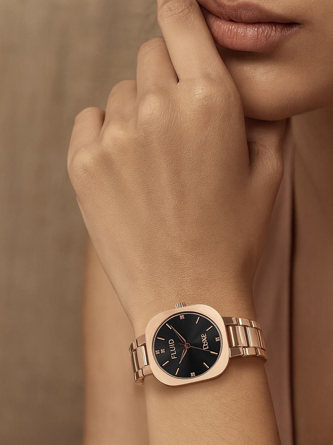 FLUID Women Brass Embellished Dial & Bracelet Style Straps Analogue Watch FL-Aarushi-702-BK