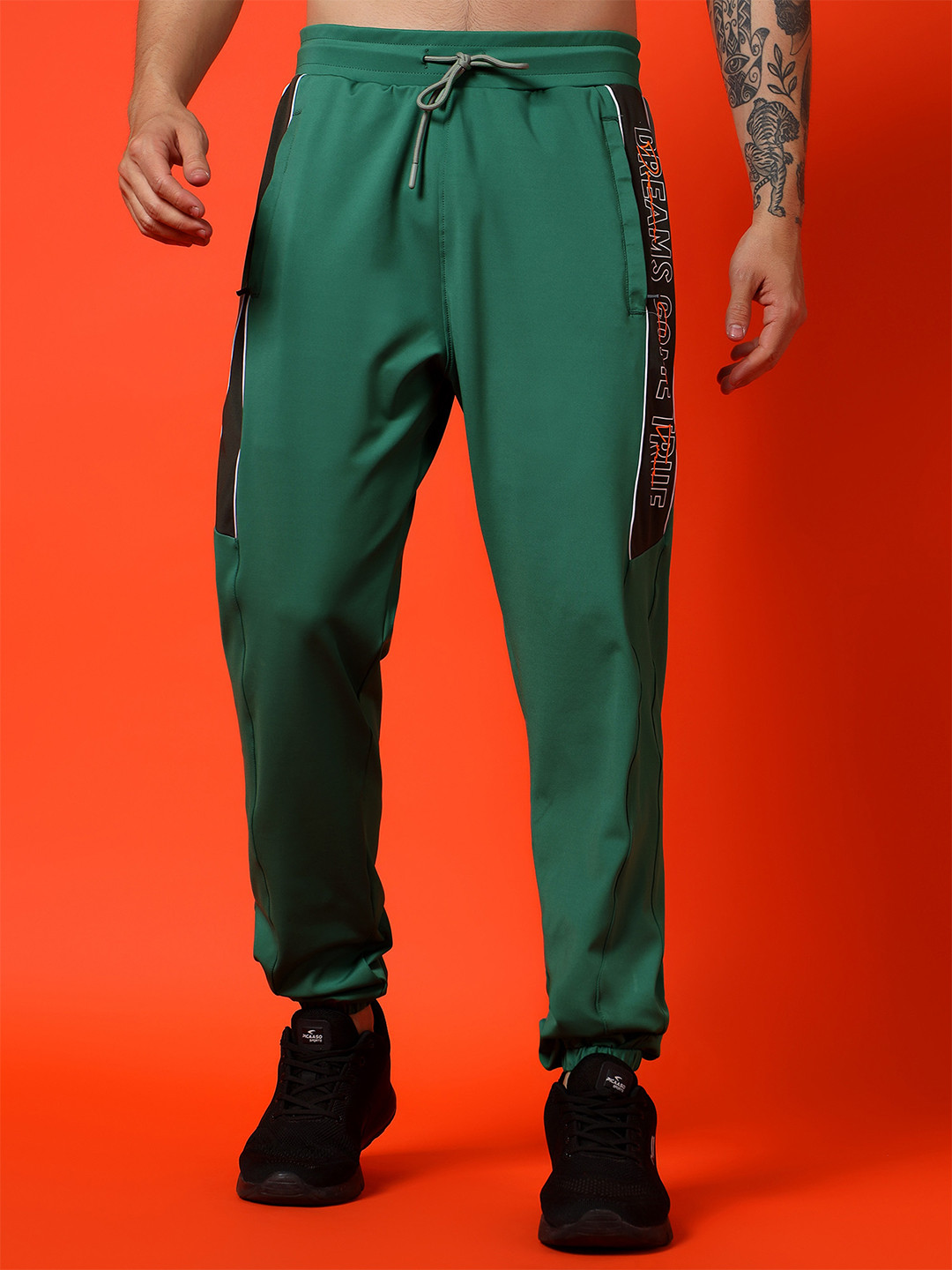 ALAKH HUB Men Side Printed Tapered-Fit Mid-Rise Cuffed Joggers