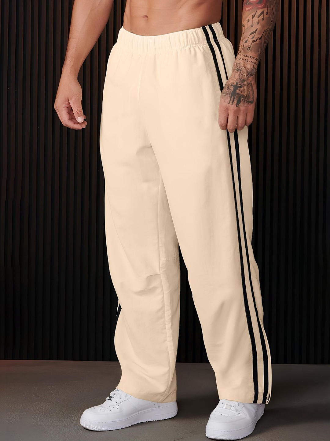 JUMPCUTS Men Side Stripe-Detail Loose-Fit Track Pants