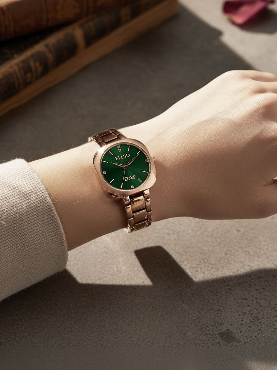 FLUID Women Brass Embellished Dial & Bracelet Style Straps Analogue Watch FL-Aarushi-702-GR