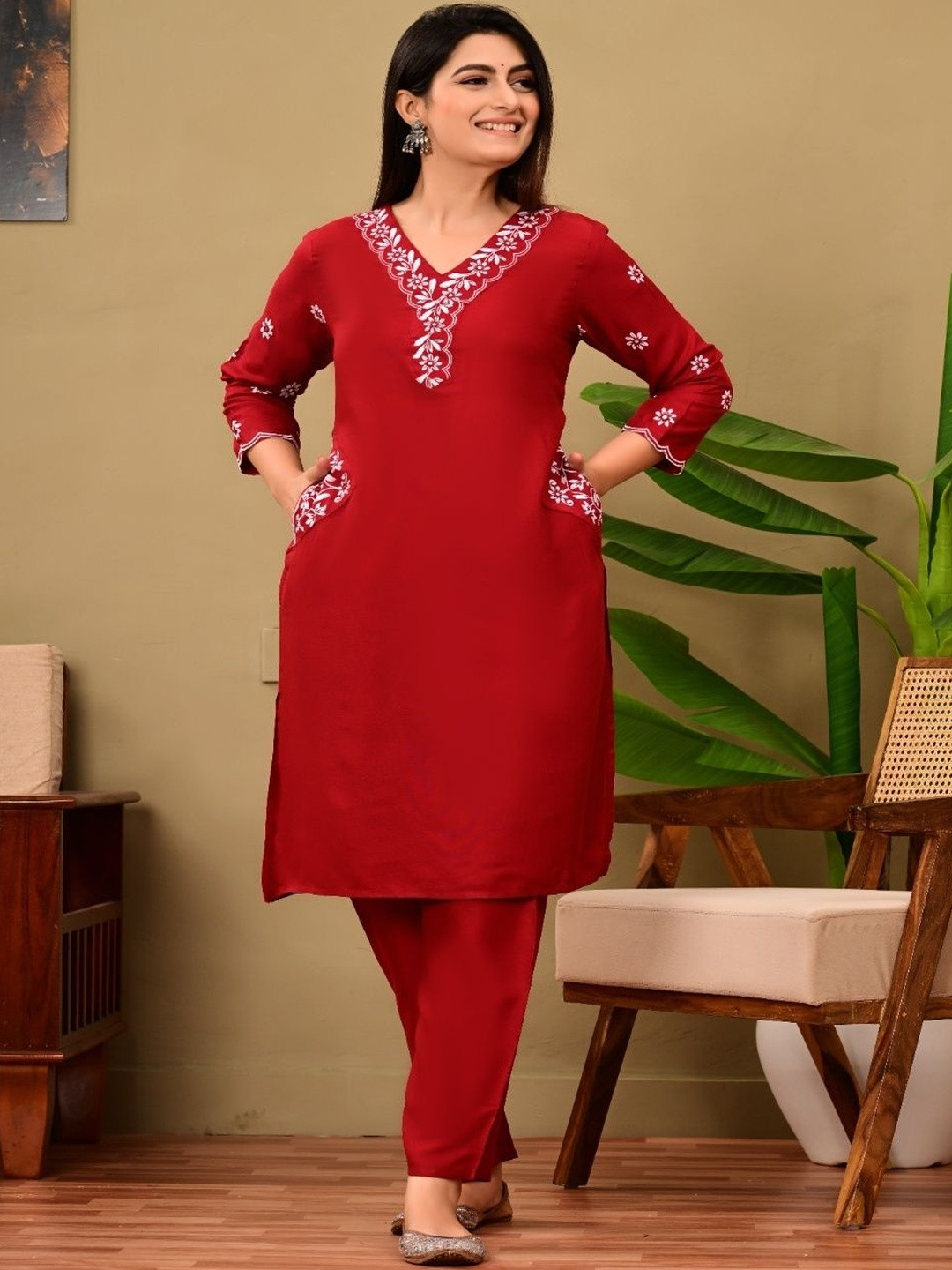 Aloan Beauty Women Ethnic Motifs Embroidered Regular Thread Work Kurta with Trousers