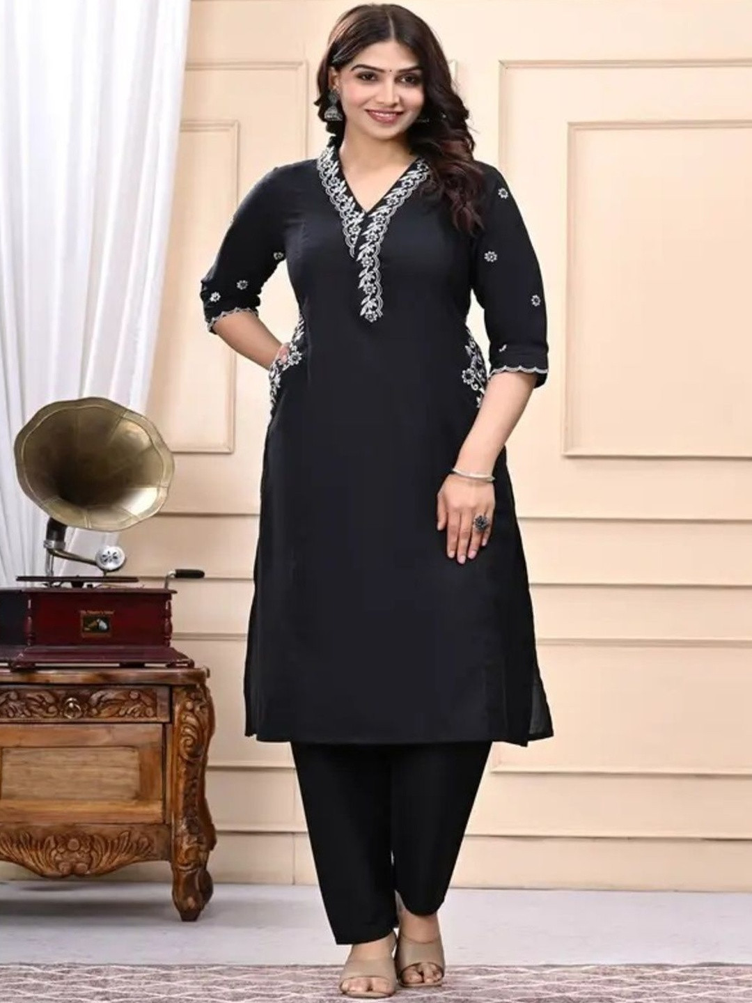 Aloan Beauty Women Ethnic Motifs Embroidered Regular Thread Work Kurta with Trousers