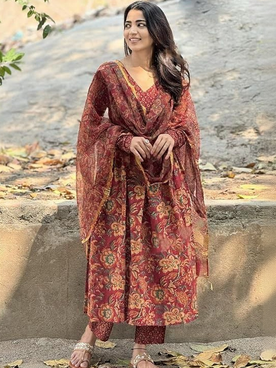 SHISHKALA Women Floral Printed Tiered Kurta with Trousers & With Dupatta