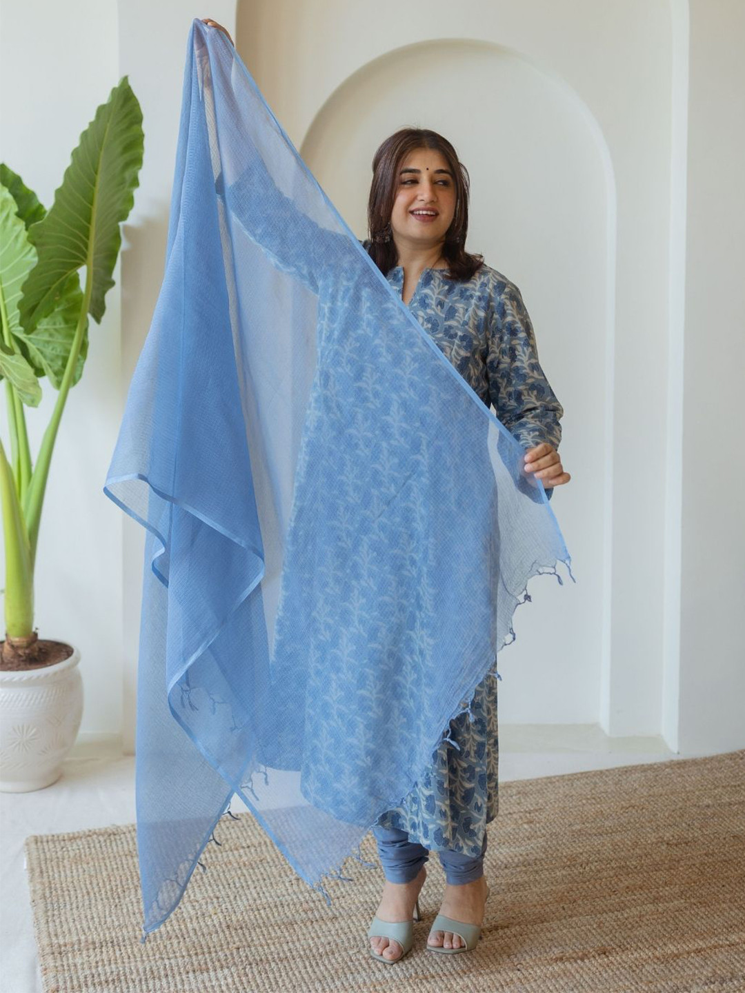 THE INDIAN ETHNIC CO Women Light Indigo Kota Doria Cotton Dupatta