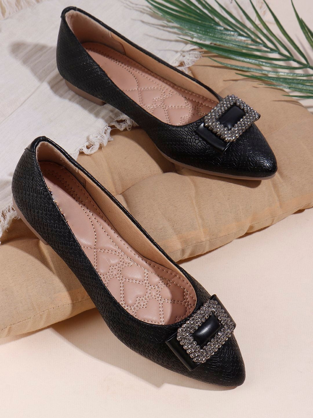 Liscott Women Textured Pointed Toe Ballerinas