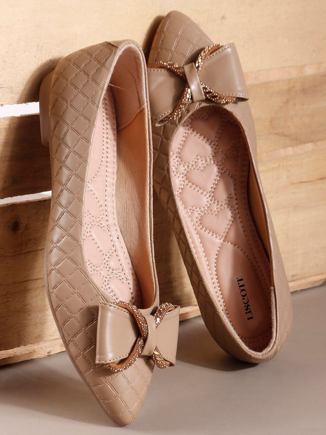 Liscott Women Textured Pointed Toe Flats with Buckles