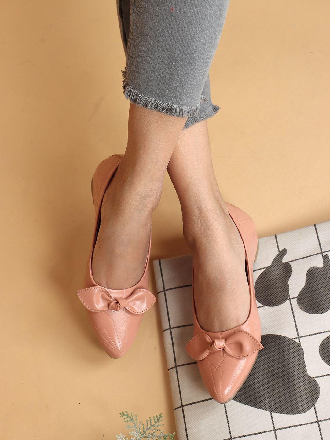 FEET RUNNER Pointed Toe Textured Ballerinas With Bows