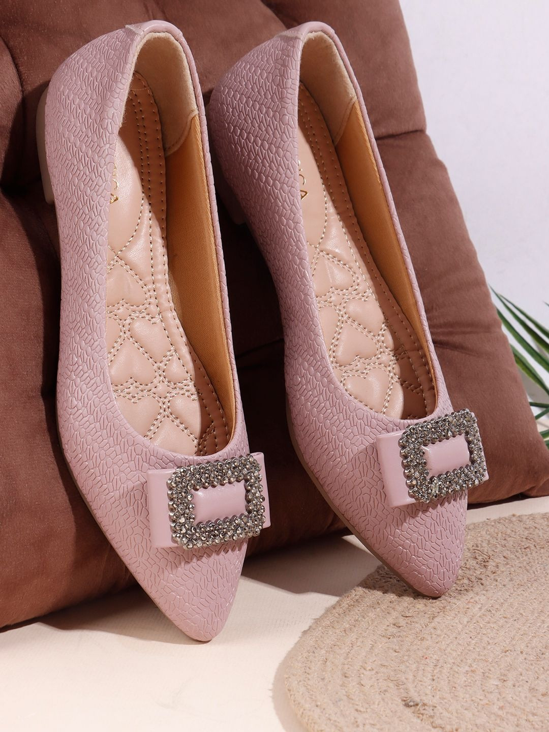 Liscott Women Textured Pointed Toe Ballerinas