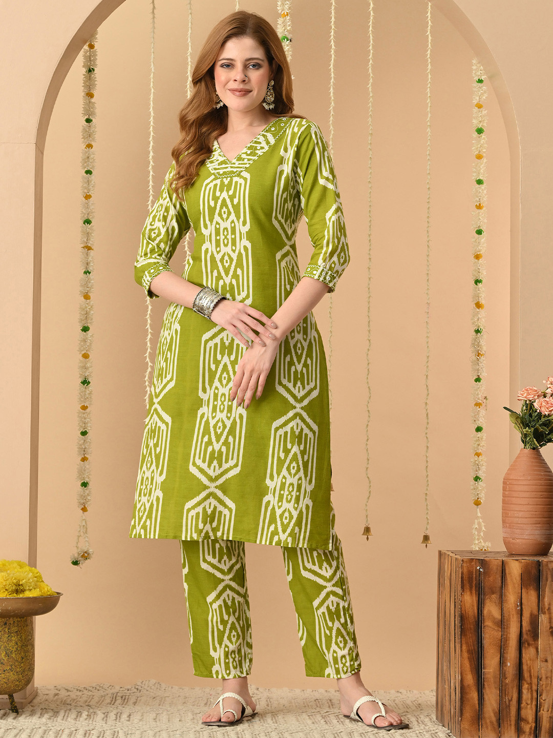 PRISCA Women Floral Printed Regular Pure Cotton Kurta with Trousers