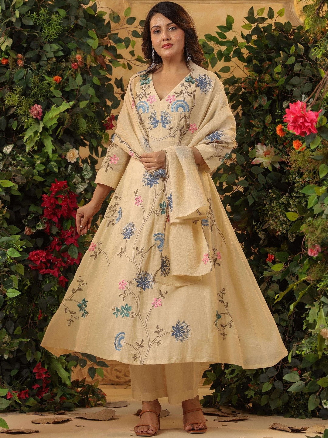 FAST FASHIONS Women Floral Embroidered Panelled Thread Work Kurta with Trousers & With Dupatta