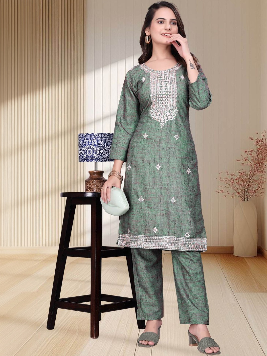 PALSANA Women Ethnic Motifs Embroidered Regular Thread Work Kurta with Trousers