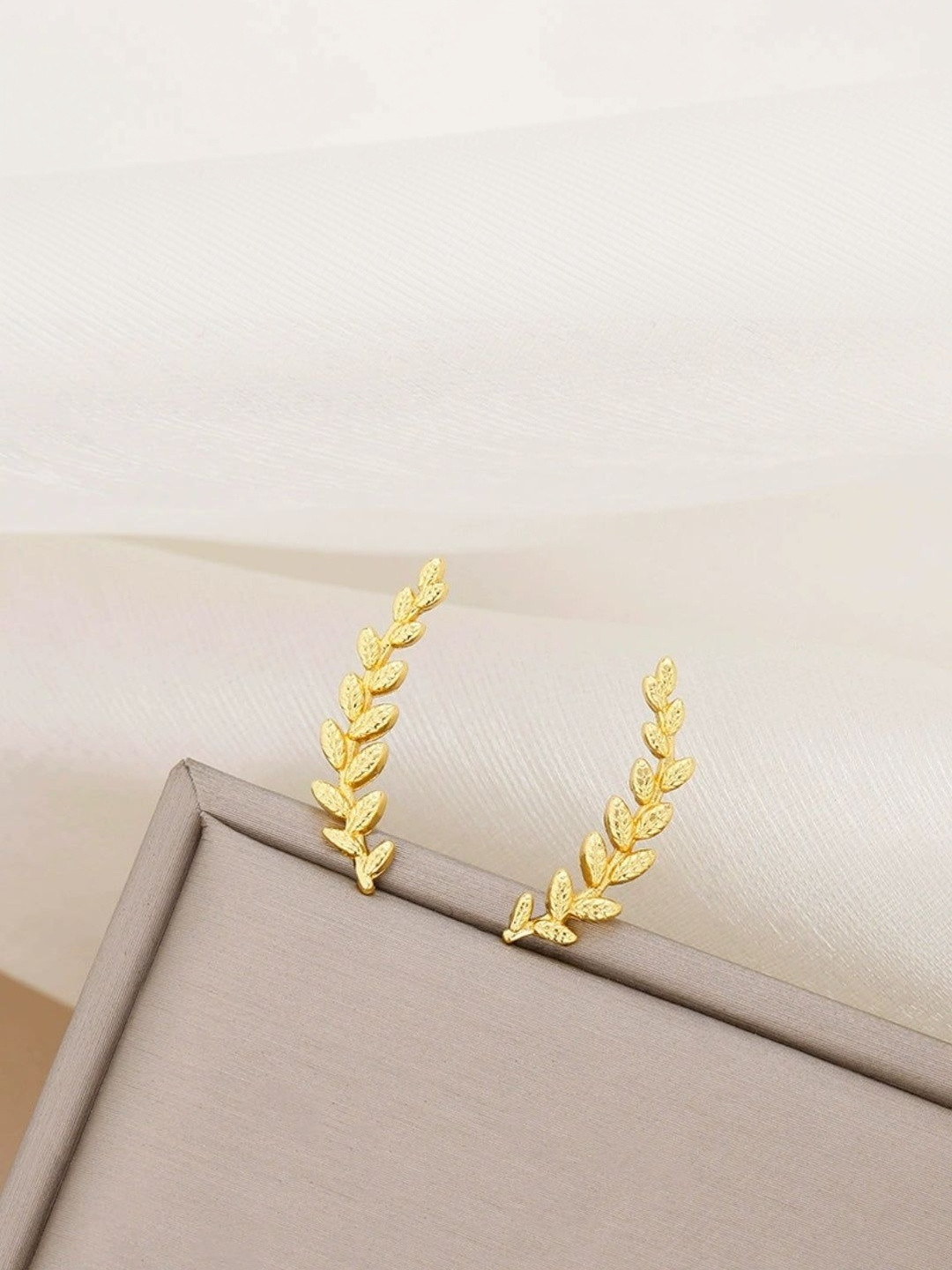 Estailo fashion Leaf Shaped Studs Earrings