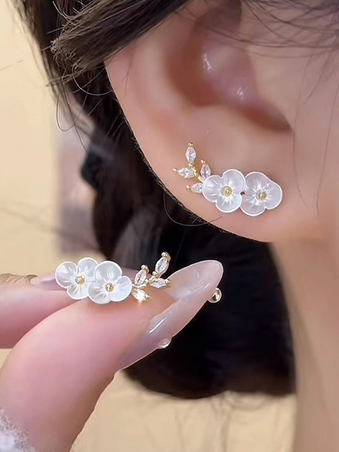 Estailo fashion Floral Studs Earrings