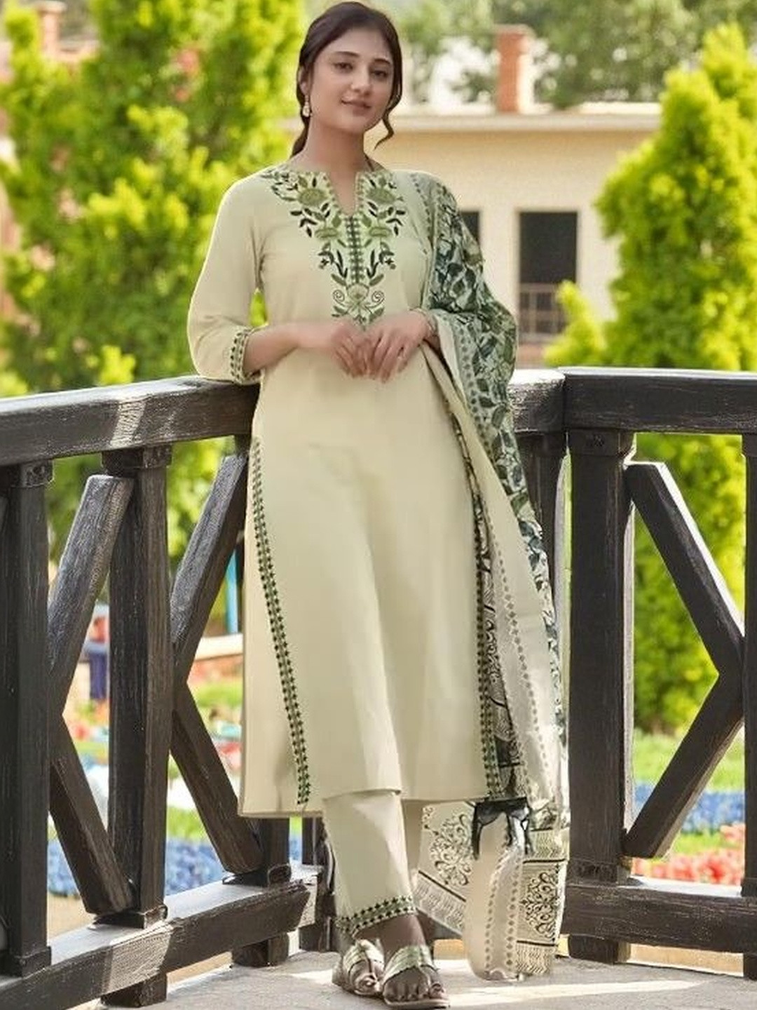 CARTYSHOP Women Floral Embroidered Regular Thread Work Kurta with Trousers & With Dupatta