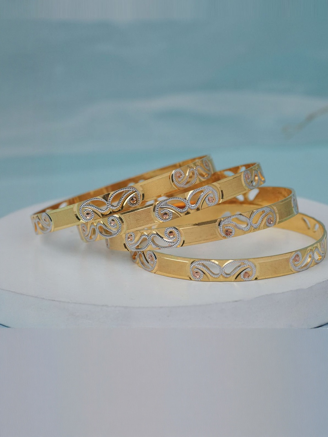 Divastri Gold Plated Set of 4 Bangles in Brass for Women in Every Occasion