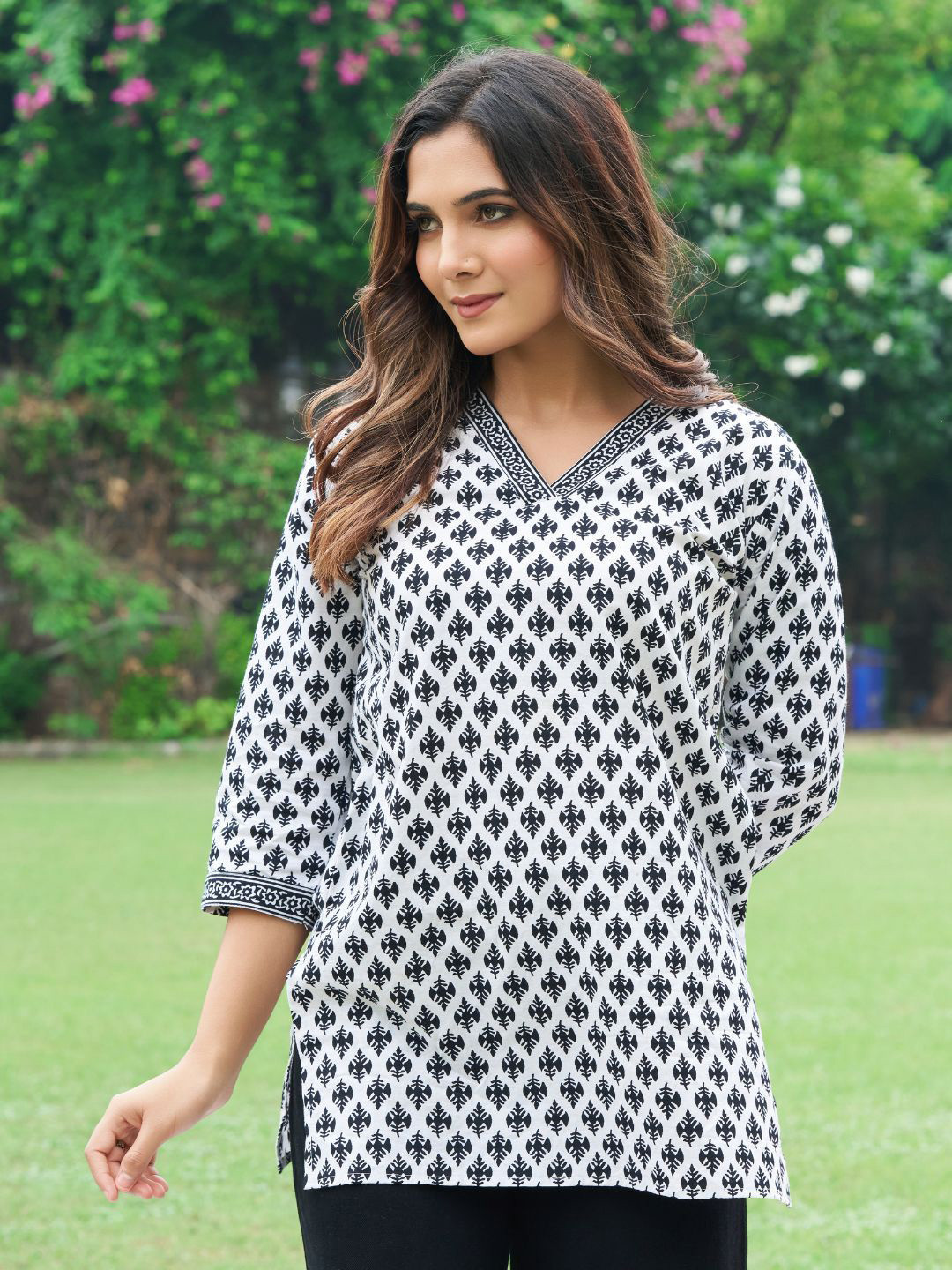 Kaftanize Women Straight White Short Kurti With Black Motifs