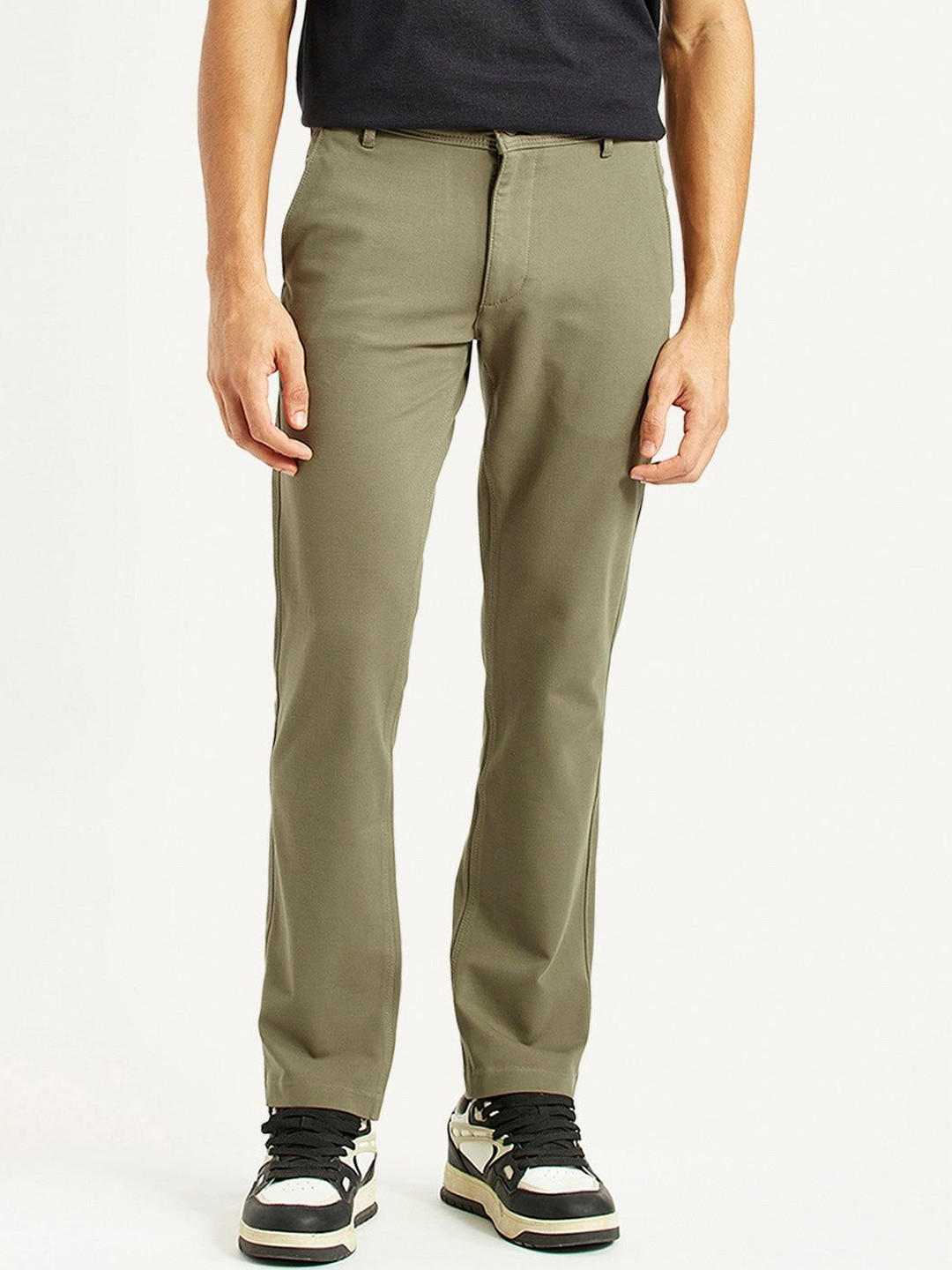 Levis Men Solid Classic Mid-Rise Slim Fit Chinos Trousers