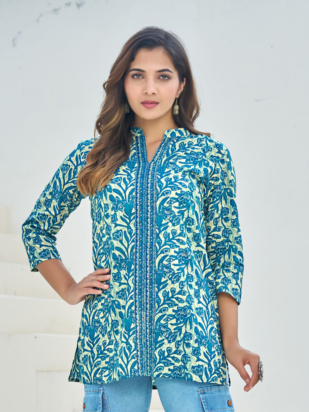 Kaftanize Women Blue Floral Print Short Kurti in Cotton Cambric