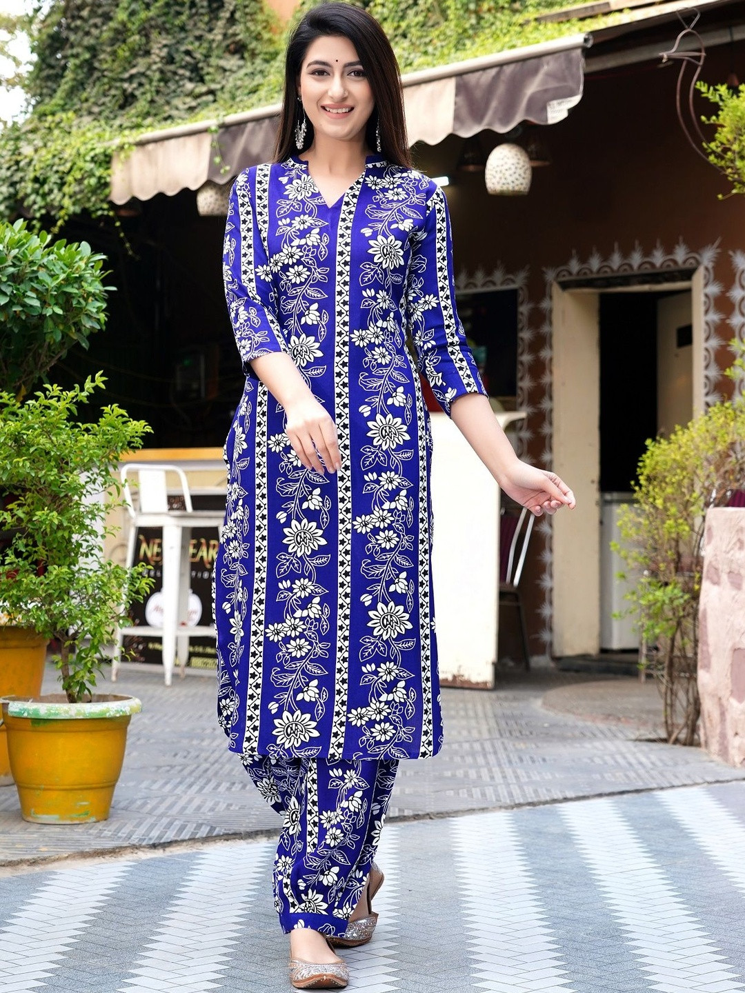 Dhibha Floral Printed V-Neck Straight Kurta With Patiala