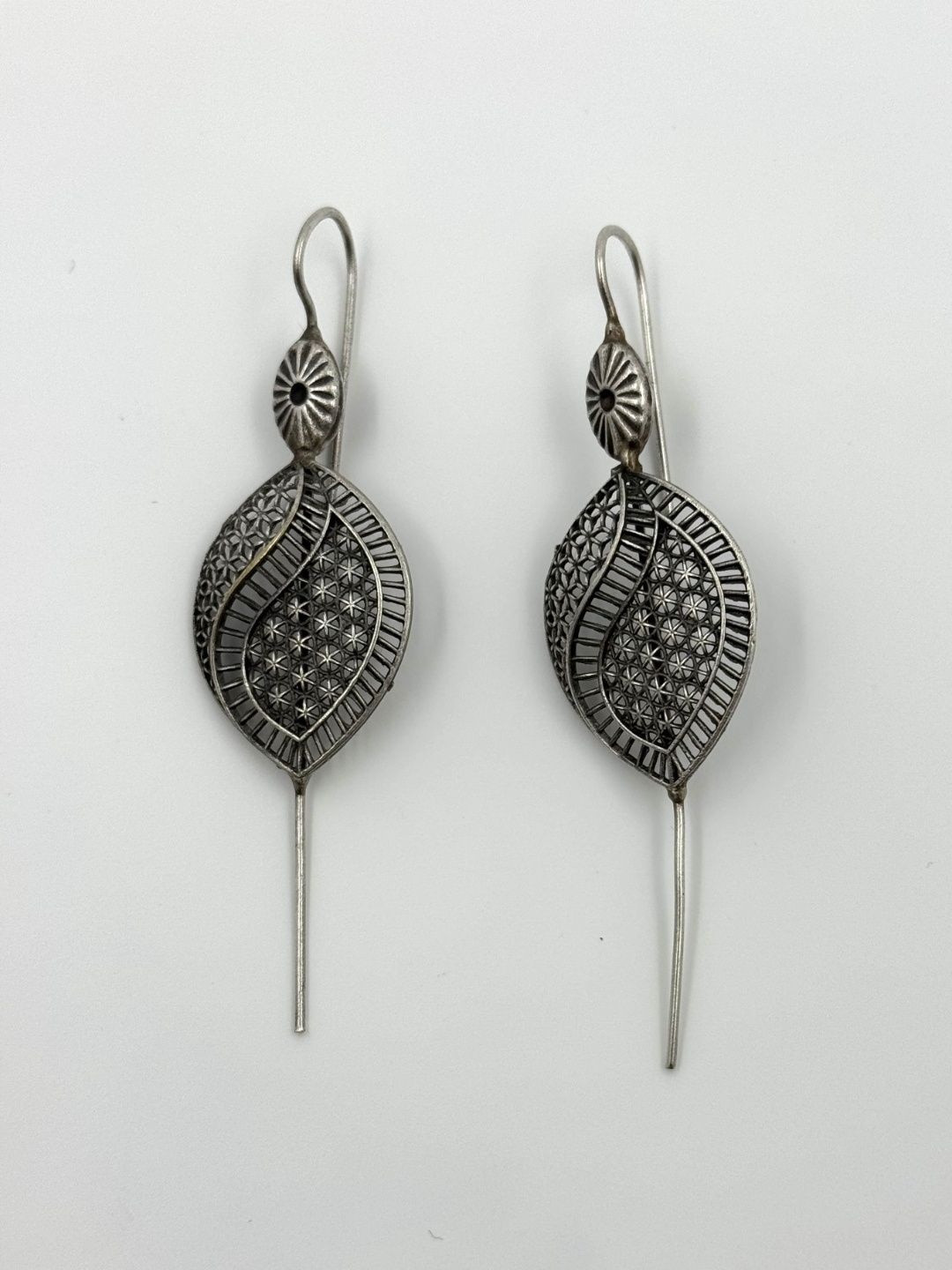 THE NAKHRA STORE Leaf Shaped Oxidized Ear Cuff