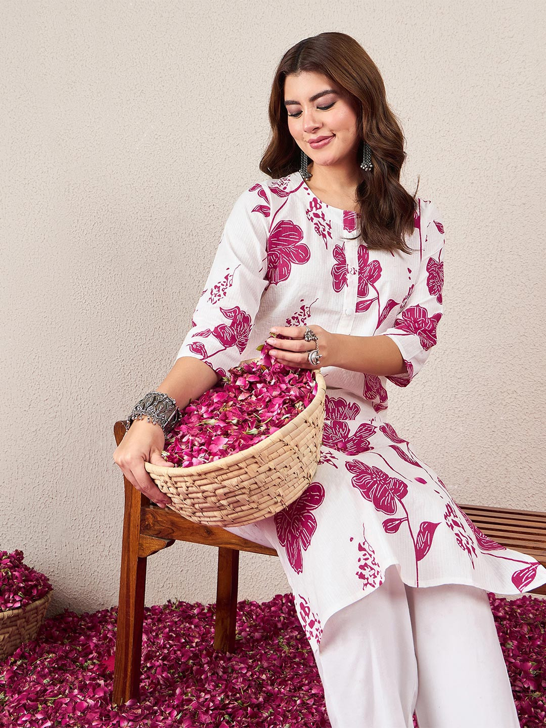 Skylee Pop Floral Printed Round Neck Straight Kurta