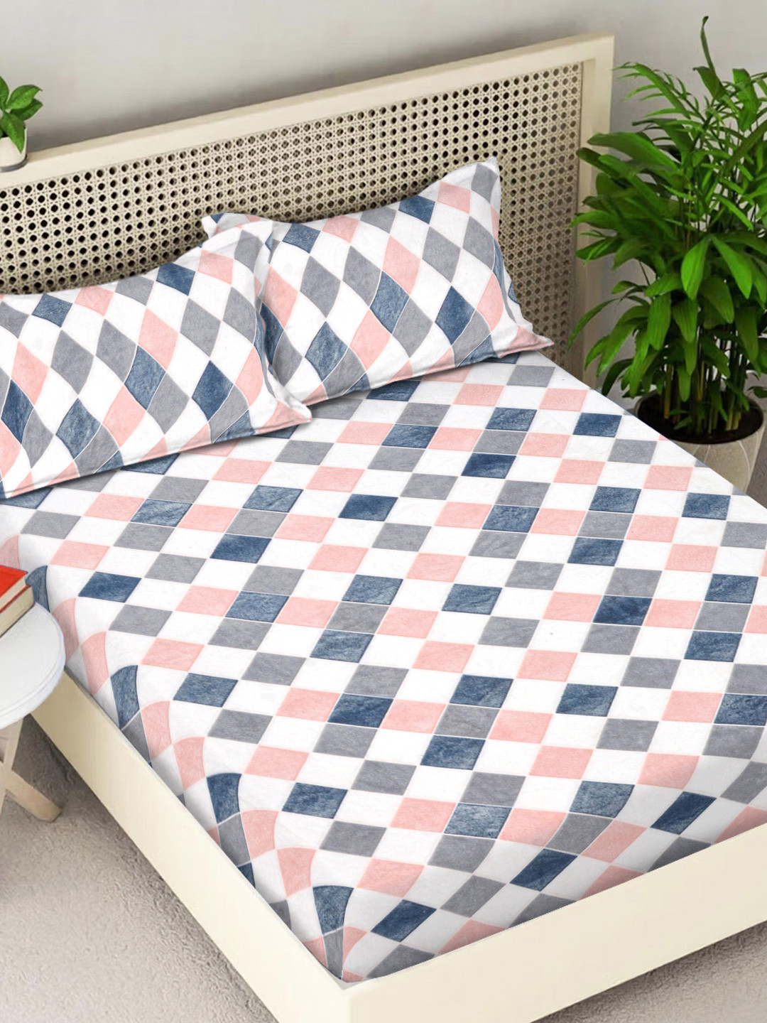 FABINALIV Pink & White Geometric Printed Woolen King Bedsheet Set 2.50 m  2.25 m