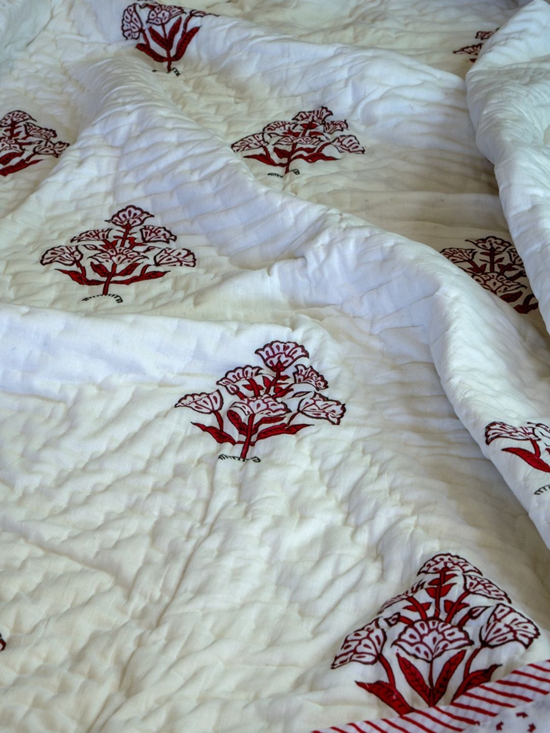 The Jaipur Wala Red & White Floral 180 GSM Muslin Summer Quilt