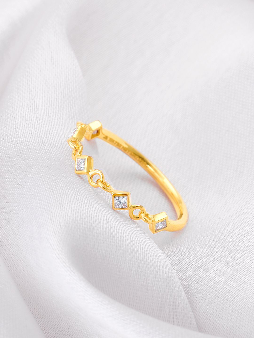 GIVA 18K Yellow Gold Finger Ring Diamond-1.08 gms