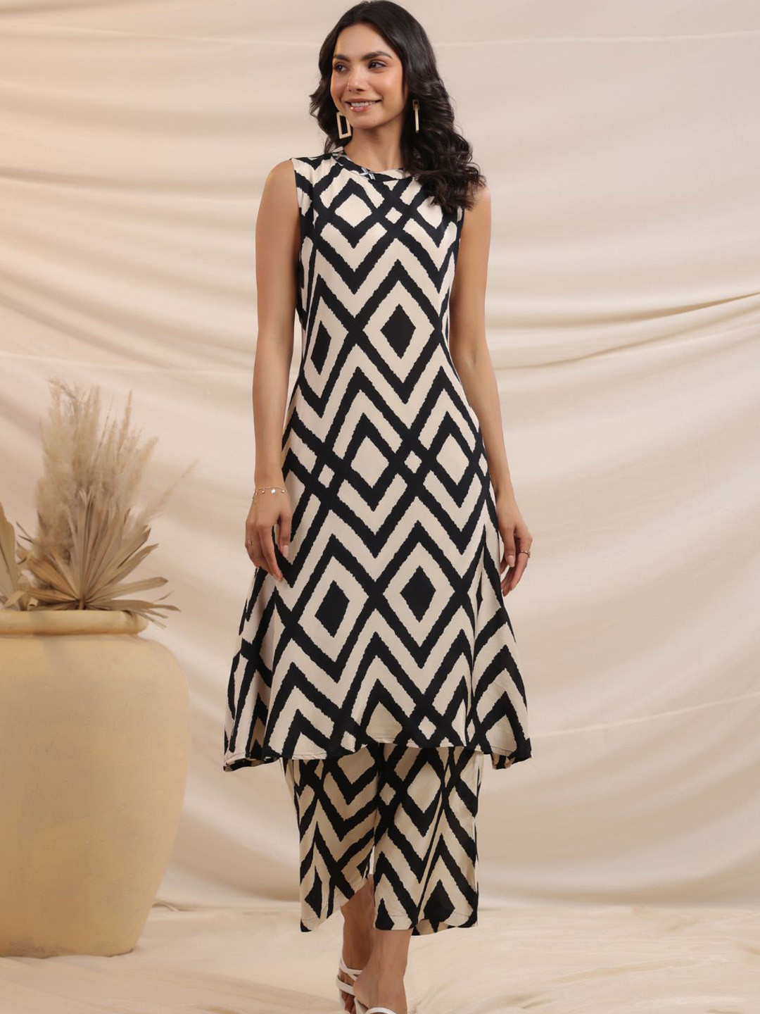 Kaftanize Women Cream And Black Abstract Geometric Printed Kurta Pant Set in Russian Silk