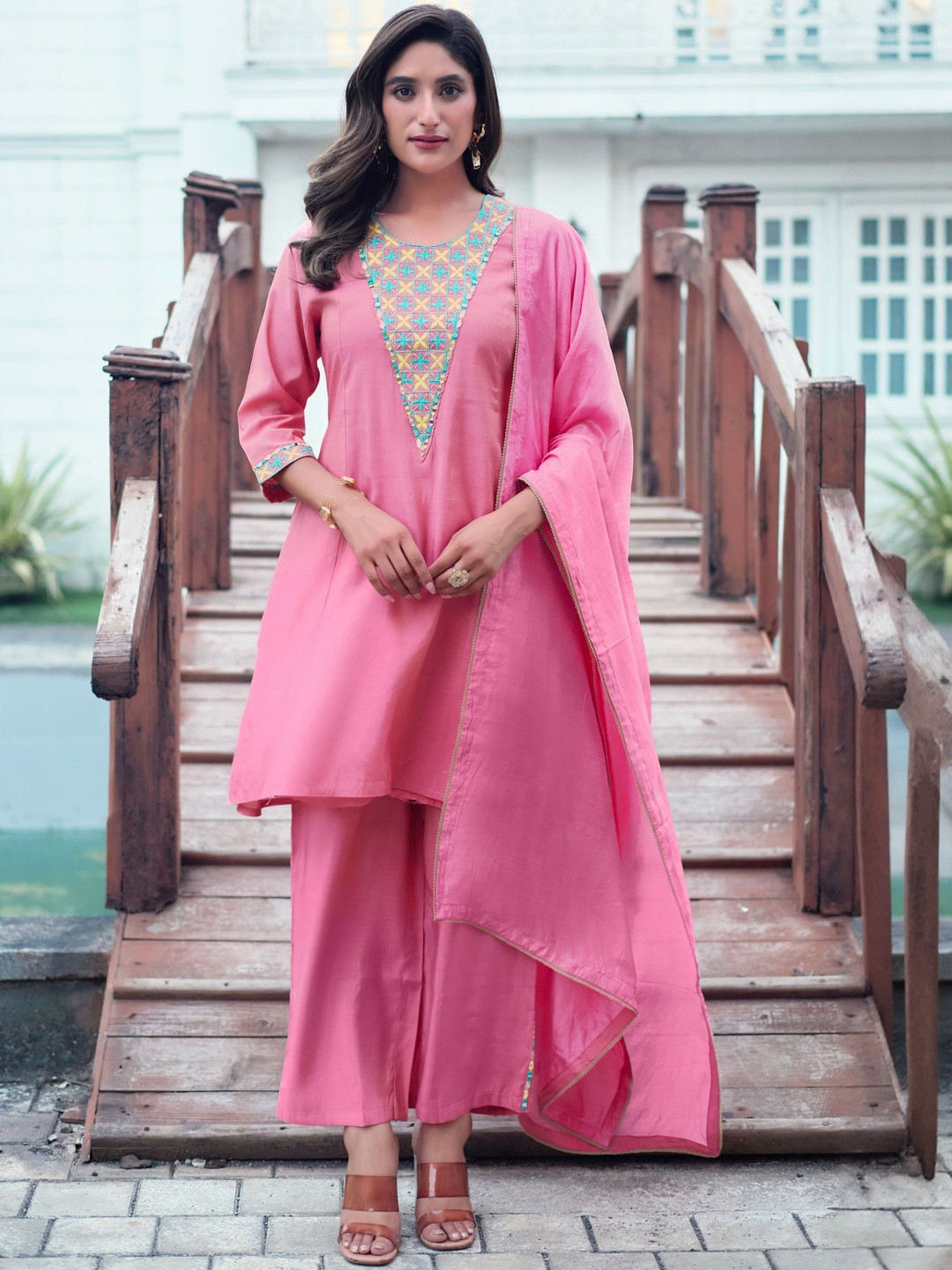 Sia Ab Pehnegi Duniya Embroidered Round Neck Thread Work Kurta With Palazzos & Dupatta