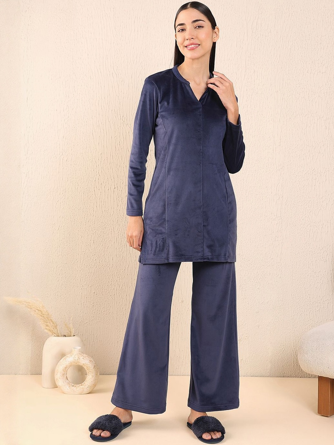 Sweet Dreams Women Solid Longline Nightsuit