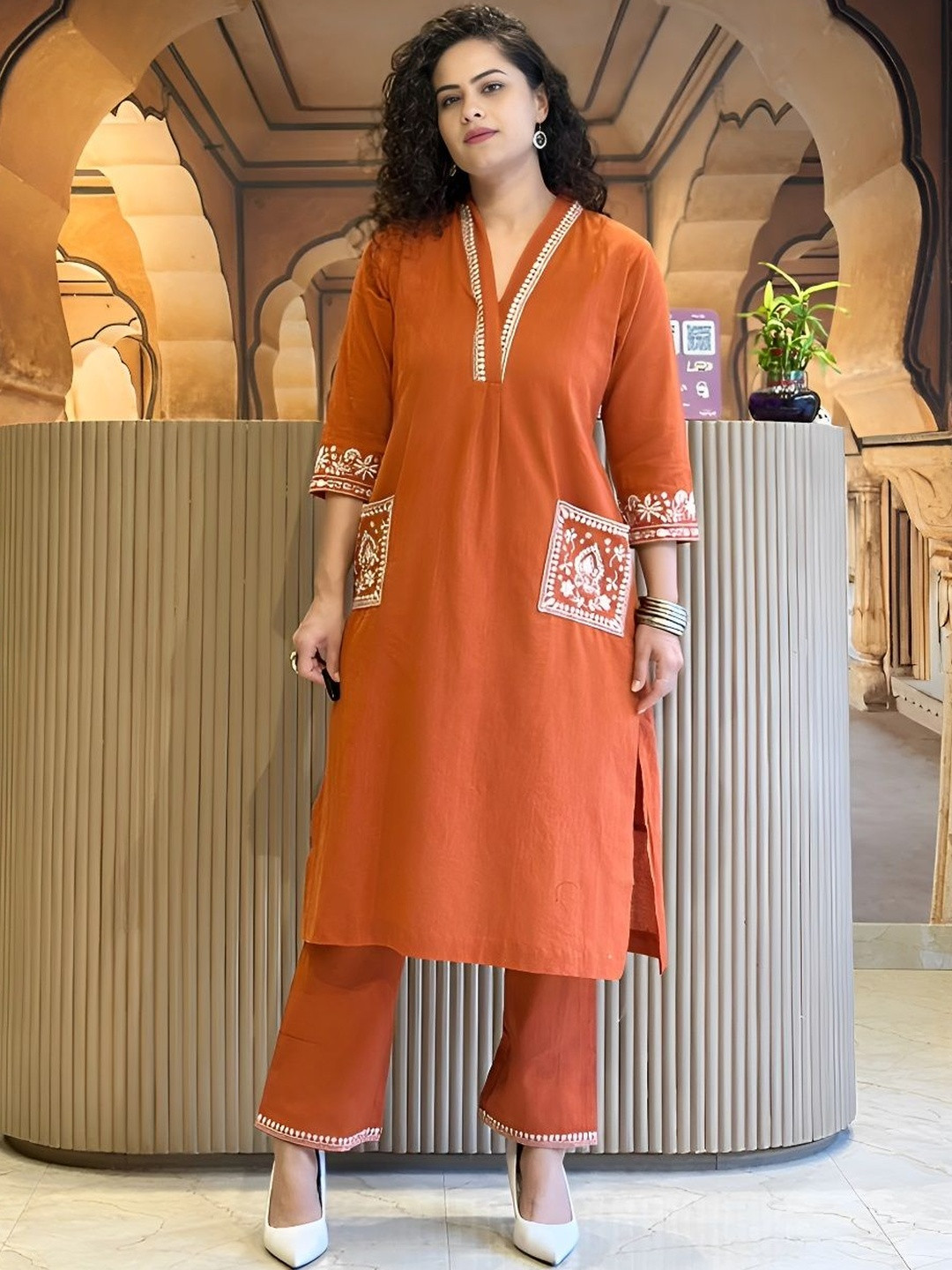 FOX COVER Ethnic Motifs Embroidered V-Neck Thread Work Straight Kurta With Trousers