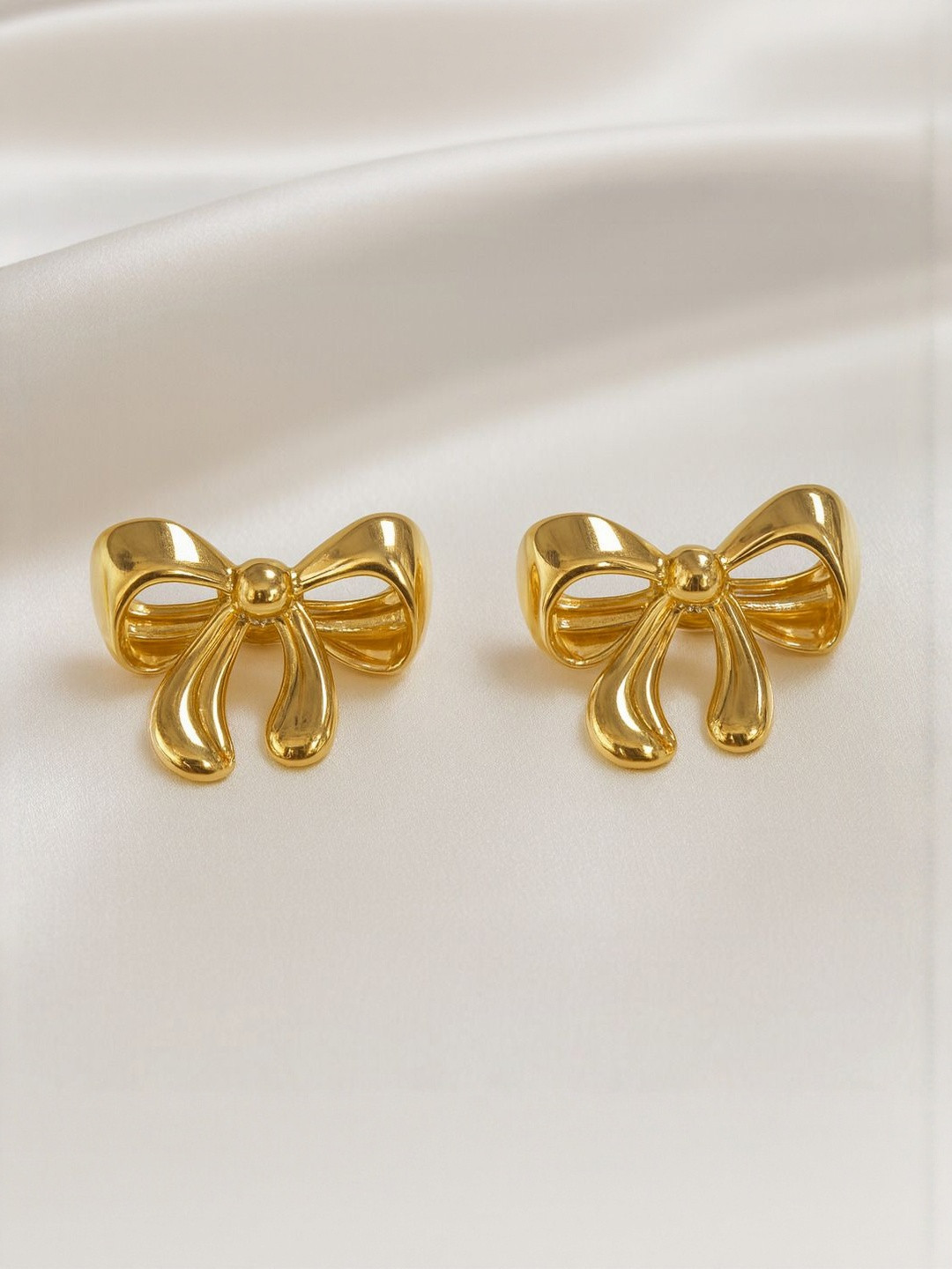 Nui Bow Shaped Core Studs