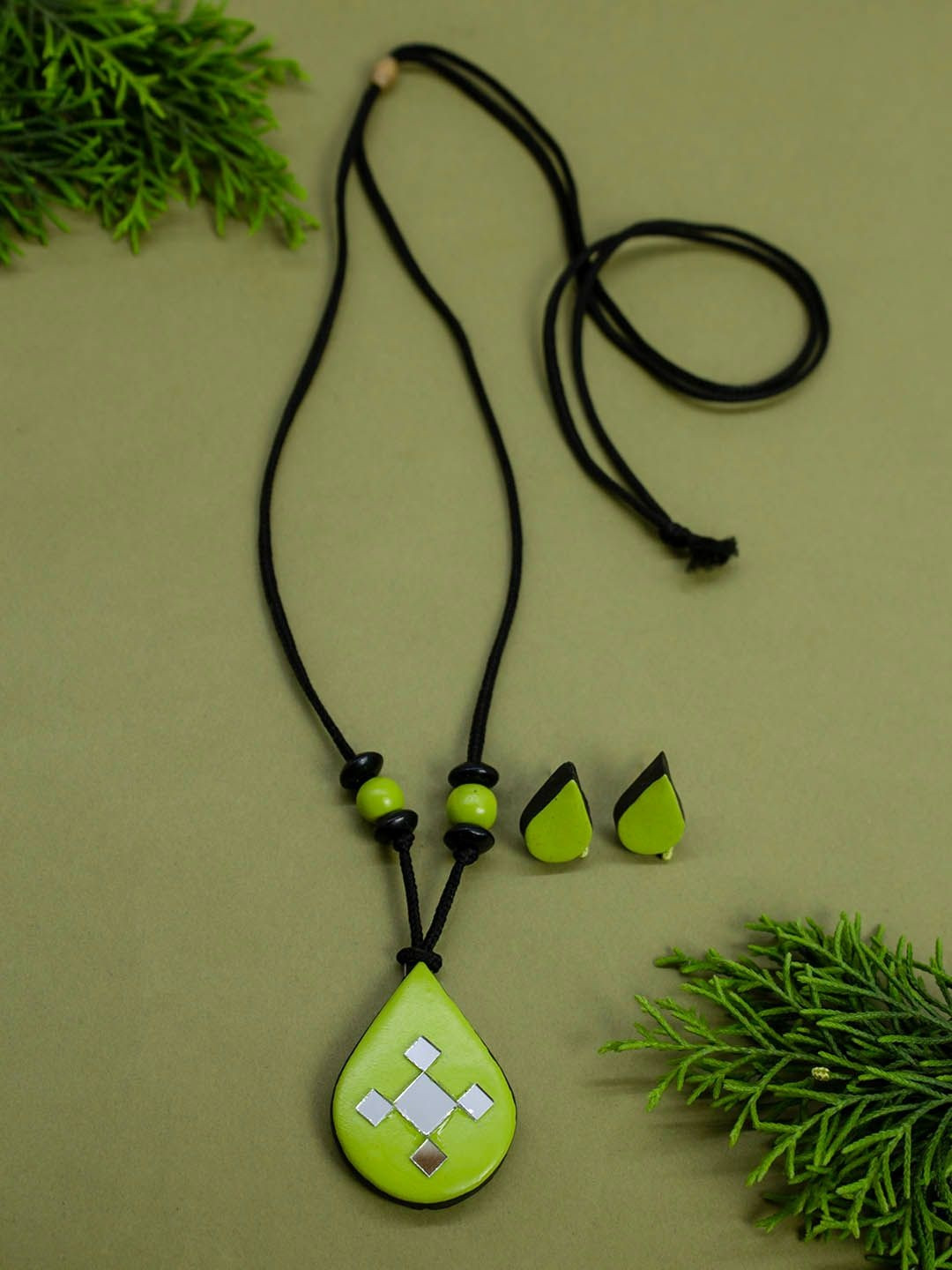 JUMKEY Tear Drop Design Necklace And Earrings