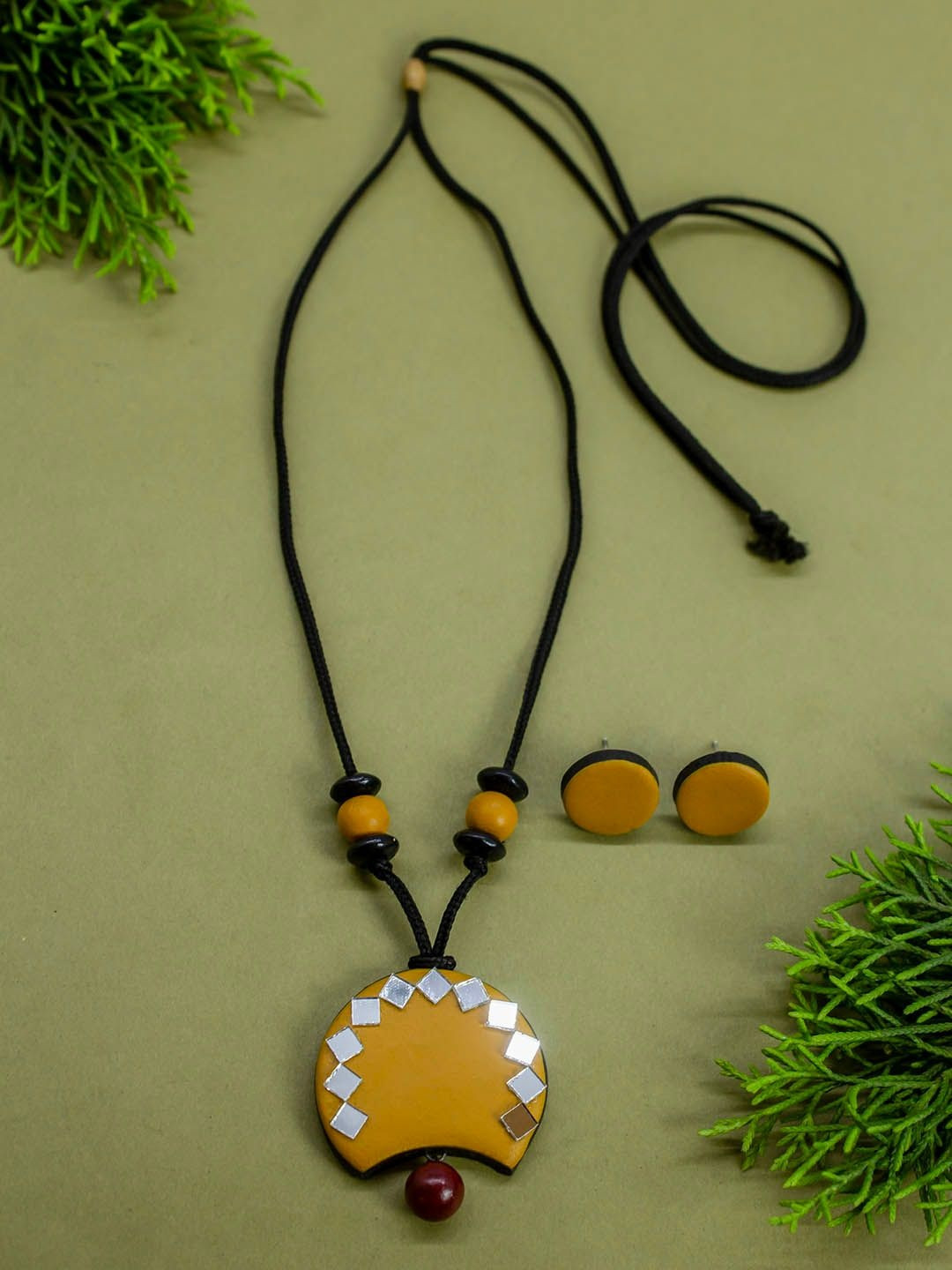JUMKEY Artificial Beaded Minimalistic Crescent Moon Mirror Design Necklace And Earrings