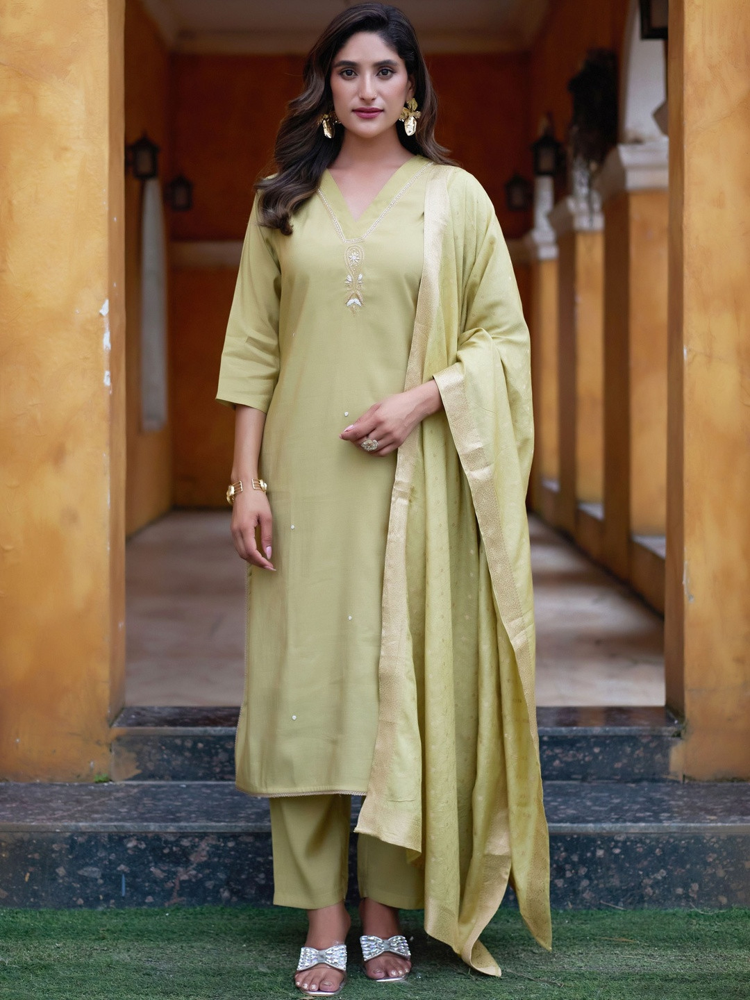 Sia Ab Pehnegi Duniya Ethnic Motifs Embroidered Thread Work Kurta With Trousers & Dupatta