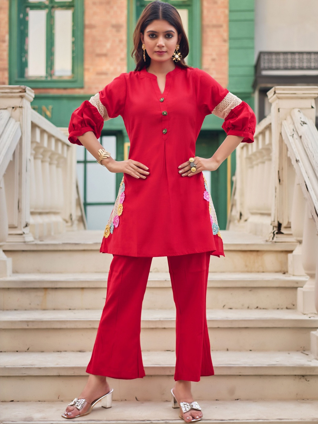 Sia Ab Pehnegi Duniya Mandarin Collar Thread Work Kurta With Trousers