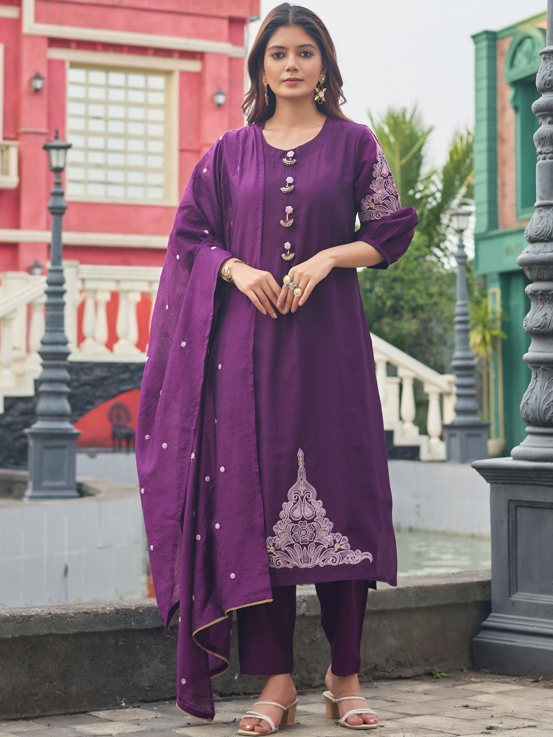 Sia Ab Pehnegi Duniya Embroidered Round Neck Thread Work Kurta With Trousers & Dupatta