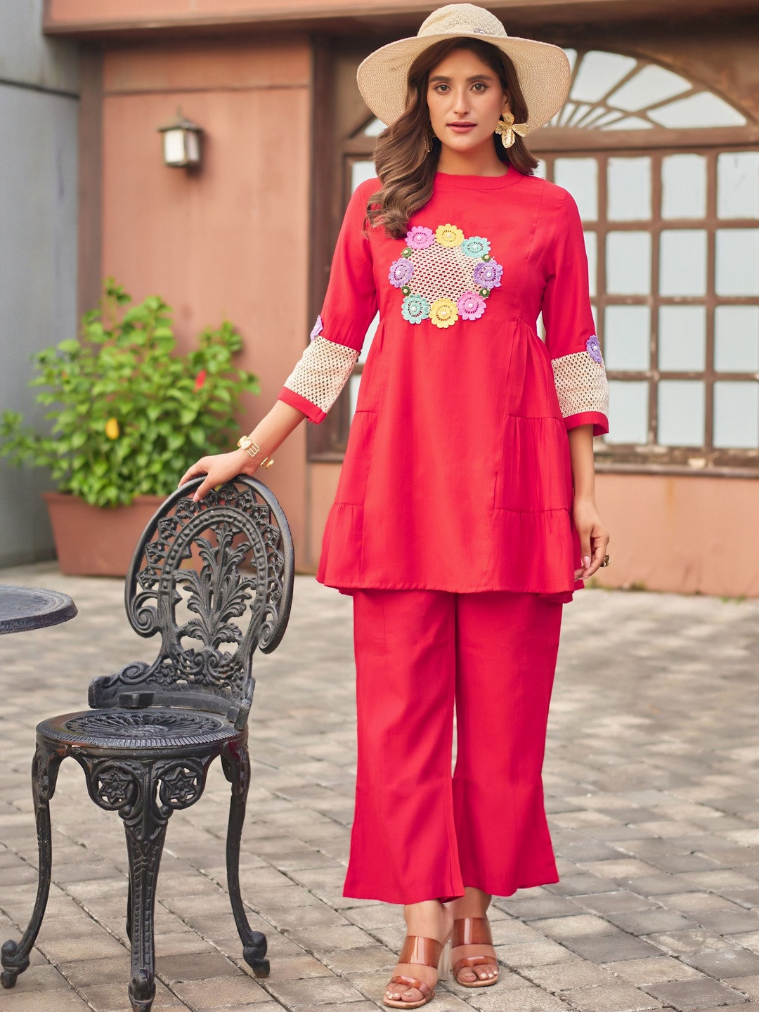 Sia Ab Pehnegi Duniya Embroidered Roud Neck Thread Work Kurta With Trousers
