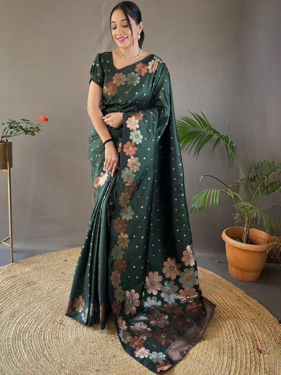 YAMUNE Floral Zari Art Silk Banarasi Saree