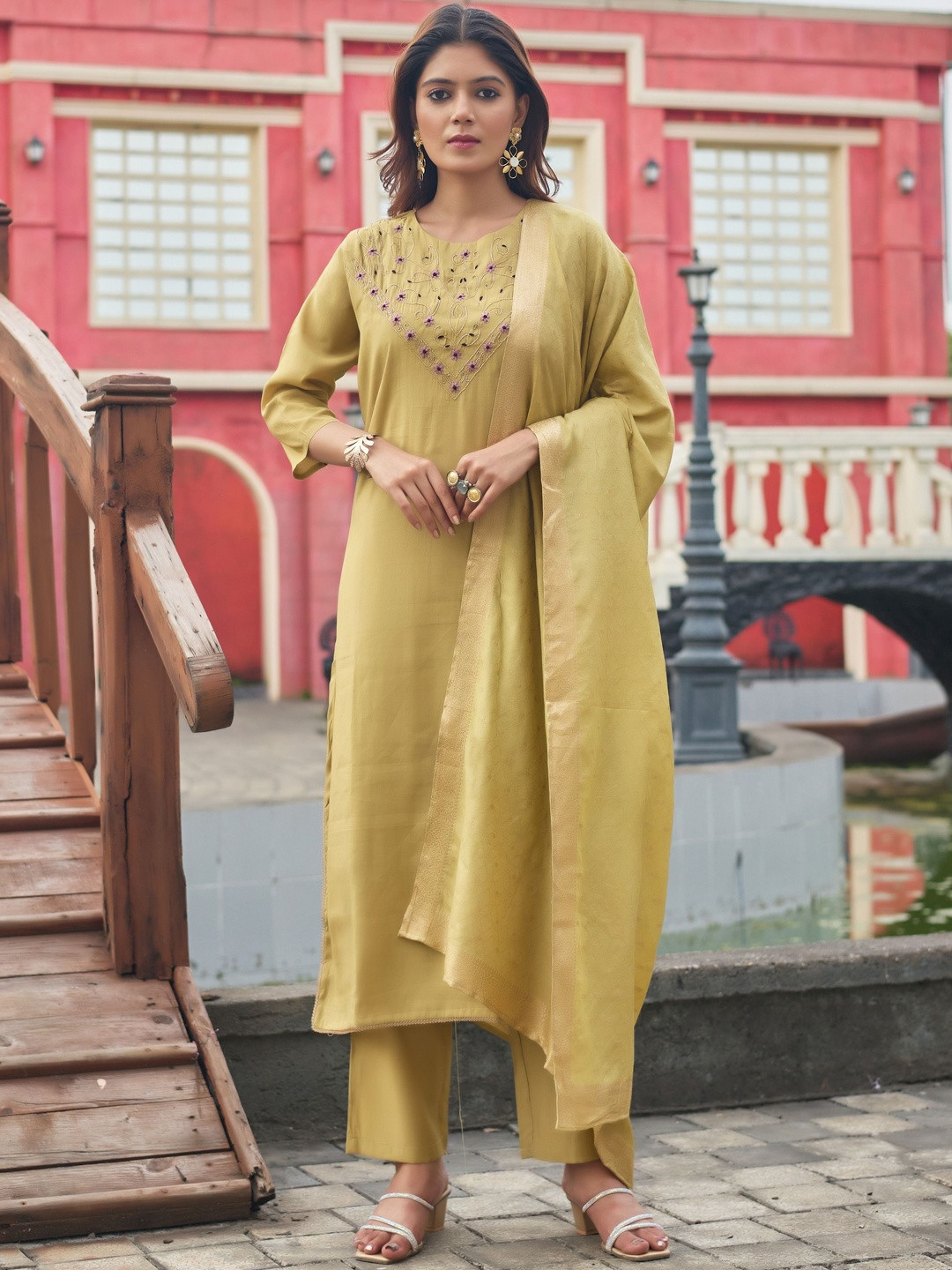 Sia Ab Pehnegi Duniya Embroidered Round Neck Thread Work Kurta With Trousers & Dupatta