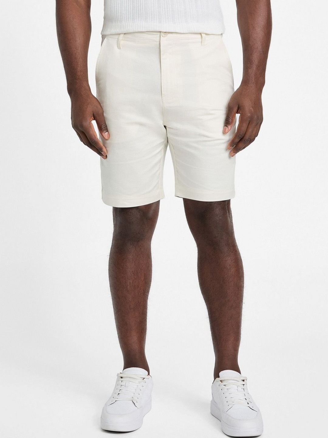 GUESS Men Slim Fit Mid-Rise Chino Shorts