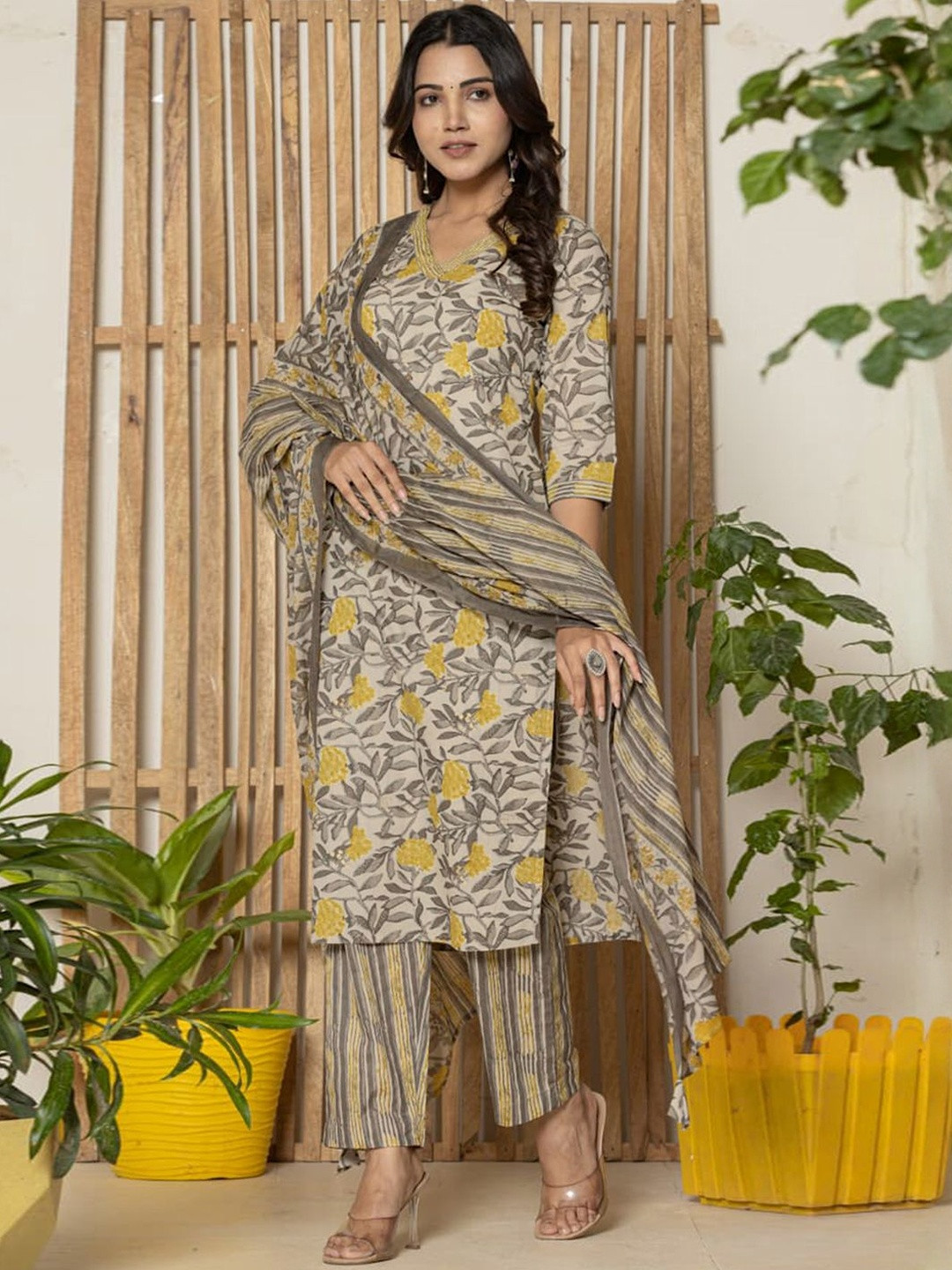 SKYLEE Floral Printed Straight Kurta With Trousers & Dupatta
