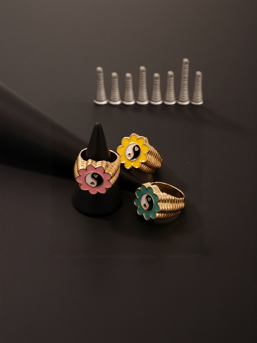 DressBerry Set Of 3 Gold-Plated Flower Shaped Finger Rings