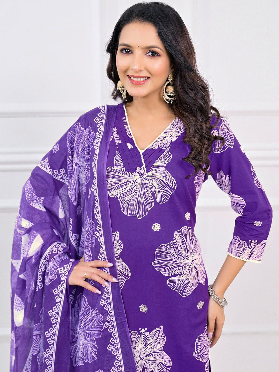 SKYLEE Floral Printed Straight Kurta With Trousers & Dupatta