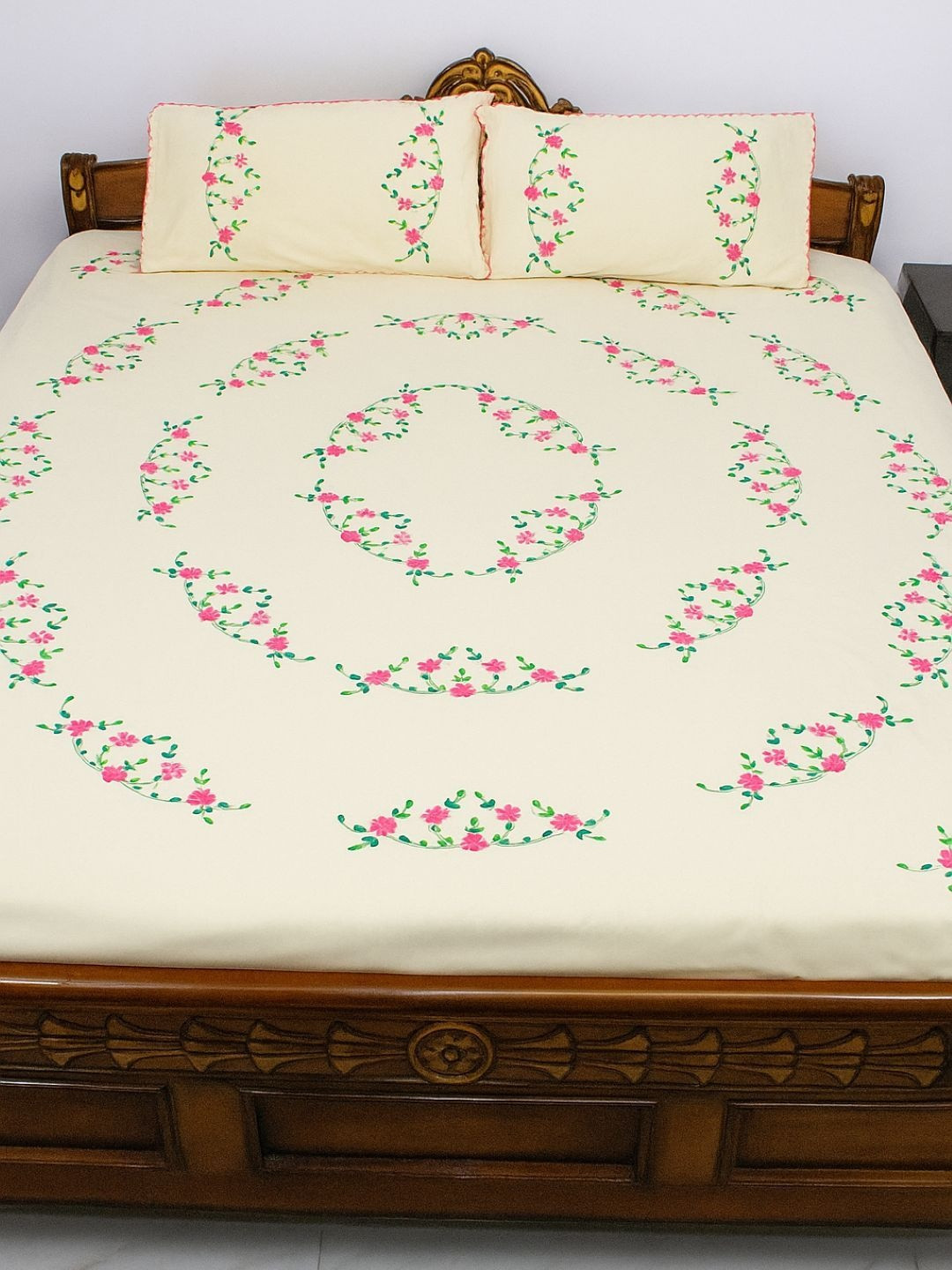 Bedbathandbliss Cream-Coloured Floral 300 TC Queen Bedsheet with 2 Pillow Covers